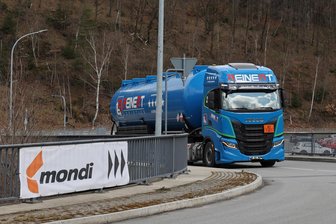 Schwarzenberger Kartonagenwerk gehört ab sofort zum weltweiten Verpackungsunternehmen „Mondi“ - Seit Dienstag weisen am Raschauer Weg nun Pfeile zu „Mondi“ in Schwarzenberg hin.