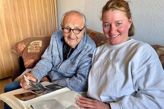 Schwarzenberger kehrt nach einem halben Jahrhundert ins Erzgebirge zurück - Joachim Sadler mit Saskia Sonntag, die die Pflege- und Serviceleistungen im Servicewohnen in der Schwarzenberger Erzstraße 2 koordiniert.