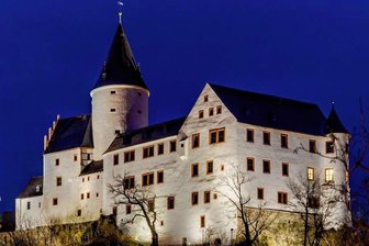 Schwarzenberger Kunstpreis Art figura: Bewerbungen sogar aus Südafrika und den USA - Für die Ausstellungen zum Schwarzenberger Kunstpreis Art figura bot Schloss Schwarzenberg schon mehrfach den passenden Rahmen. Das wird auch bei der 10. Auflage - Thema: "ins Schwarze" - nicht anders sein.