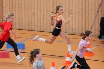 Schwarzenberger Leichtathleten geben erfolgreichen Einstand in die Hallensaison - Mia Hübner (hinten) von der WSG Schwarzenberg-Wildenau im Finallauf, den sie als Dritte beendete.