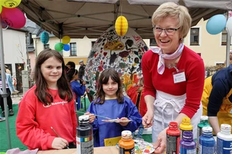 Schwarzenberger Ostermarkt wird zum Besuchermagnet - Monika Riedel vom Kinderschutzbund Regionalverband Westerzgebirge half Hedda (links) und Enna aus Leipzig bei der Auswahl der Farben.