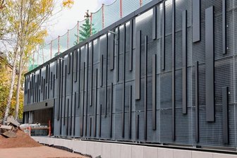 Schwarzenberger Parkhaus-Neubau im Trend - mit Ladestationen für E-Autos - Seit die Montage der Parkhaus-Bauelemente abgeschlossen und die Erlaer Straße wieder durchgehend befahrbar ist, können Passanten die Fassadengestaltung aus der Nähe sehen. Im Haus läuft der Ausbau.