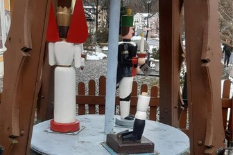 Schwarzenberger Schnitzer sauer: Unbekannte brechen großen Nussknacker von Pyramide ab - Rowdys ließen ihre Kraft an der Pyramide des Schnitzvereins an der Bahnhofstraße in Schwarzenberg aus.