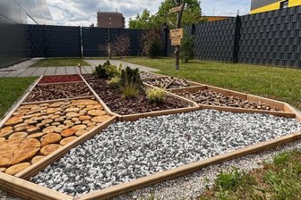 Schwarzenberger Sonnenbad dehnt Öffnungszeit in Ferien aus und trainiert Füße der Saunabesucher - Der neue Barfußpfad im Sonnenbad in Schwarzenberg ist über den Saunabereich erreichbar.