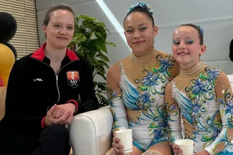 Schwarzenberger Sportakrobaten: Schon vor dem Finale fließen erste Freudentränen - Das Damenpaar Mary-Li Herrmann (M.) und Sophia Jäckel trumpfte auch zur Freude von Trainerin Helen Ebert in Mainz auf.