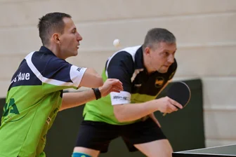 Schwarzenberger Tischtenniscracks sonnen sich in der Favoritenrolle und bleiben verlustpunktfrei - Dominik Horak (l.) und Rico Pahlig von der BSG Wismut Aue erlebten beim SV Schneeberg ein packendes Derby.