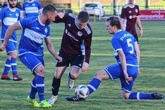 Schwarzenberger verlassen Abstiegsplätze - Oliver Albrecht (l.) und Max Weigel (r.) vom SV Affalter versuchen in dieser Szene, Schwarzenbergs Franz Klinghammer zu stoppen. Am Ende hatten die SVA-Kicker aber mit 0:2 das Nachsehen. 