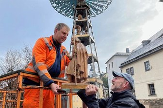 Schwarzenberger Weihnachtsmarkt: Das Schneewittchen unter den Pyramiden ist startklar - André Guderle (l.) vom Bauhof der Stadt und Gerd Rosam, Sachgebietsleiter Kultur und Tourismus, beim Bestücken der Schwarzenberger Pyramide.