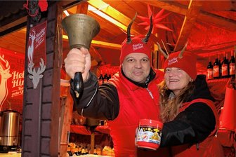 Schwarzenberger Weihnachtsmarkt: Heiße Hirsche laden ein zum Singen im Revier - Janet und Mike Neubert sorgen immer für gute Stimmung.