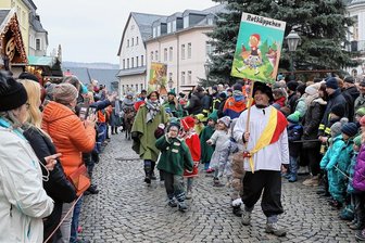Schwarzenberger Weihnachtsmarkt: Märchenumzug krönt erstes Wochenende - Durch ein dichtes Spalier bewegte sich der Märchenumzug bis zum Markt, wo dann einige der sagenhaften Knirpse "interviewt" wurden.