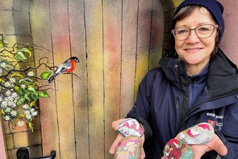 Schwarzenberger Weihnachtsmarkt: Mit Adventskalender aus kleinen, bunten Steinen - Kerstin Berling aus Schwarzenberg gehört zur Erzi-Stone-Gruppe, die den Adventskalender der bunten Steine diesmal in Schwarzenberg starten Doch anders als sonst üblich, sind die Steinchen im Advent tatsächlich als Geschenk gedacht.