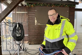 Schwarzenberger Weihnachtsmarkt öffnet am Freitag: Für einen Mann ist der Markt „heilsame Therapie“ - Lutz Reinhold (51) sorgt seit zehn Jahren als Tonmeister für Musik und den guten Klang auf dem Schwarzenberger Weihnachtsmarkt.