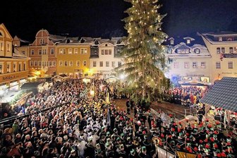 Schwarzenberger Weihnachtsmarkt: Vorfreude auf Bergparade mit 500 Mitwirkenden - Bewegende Momente in der Adventszeit: Das Bergzeremoniell zum Abschluss der Bergparade auf dem Schwarzenberger Weihnachtsmarkt.