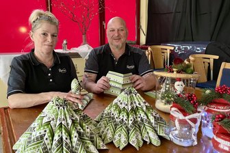 Schwarzenberger Weihnachtsmarkt: Wer Hunderte Speckfettbemmen für die Gestalter der Großen Bergparade schmiert - In Regie von Karin Fenderl und Rico Epperlein von der Ritter-Georg-Klause in Schwarzenberg findet der gesellige Ausklang für die Mitgestalter der Bergparade statt. Die Vorbereitungen dazu laufen bereits.