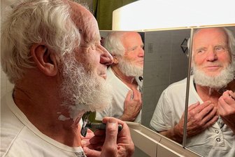 Schwarzenberger Weihnachtsmarkt: Wie der Ruprecht seinen Bart pflegt - Der Weihnachtsmann schärft vor dem Auftritt nochmal die Bartkontur.