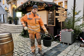 Schwarzenberger Weihnachtsmarkt: Wie Heinzelmännchen sorgen die Männer vom Bauhof für Sauberkeit - Roy Blechschmidt beim mühsamen Aufsammeln der Kippen.