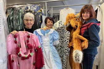 Schwarzenberger Weihnachtsmarkt: Zauberhafte Kostüme für das bunte Spektakel des Märchenumzugs - Elvira Ullrich, Christine Knobloch und Kerstin Richter (v. l.) vom Kostümfundus haben die Märchenkostüme griffbereit.