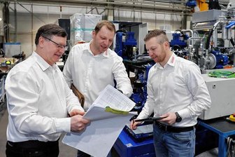 Schwarzenberger Werkzeugbauer baut auf junge Mannschaft - Die Wesoba-Geschäftsführer Mario, Georg und Christian Pfaff (von links) vor einer Lochanlage für Achsbaugruppen. Der Auftrag zum Bau dieser Anlage kam aus Großbritannien. 
