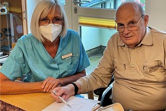Schwarzenbergerin hat ihr Leben der Pflege von Menschen gewidmet - Noch immer gilt in Pflegeheimen die Maskenpflicht: Doch das hält Pflegedienstleisterin Ursula Buntin nicht davon ab, regelmäßig in den Wohnbereichen zu sein und mit Bewohnern wie Bernd Rößler zu plaudern.