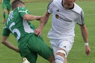 Schwarzenbergs Keeper greift selten hinter sich - Auf Platz 7 ist Schwarzenberg um Frank Mußmacher (r.) in der Erzgebirgsliga bestes Team des hiesigen Altkreises. Selbst Geheimfavorit Sosa lag zum Abbruch hinter dem FSV, wobei beide die wenigsten Partien absolviert haben.