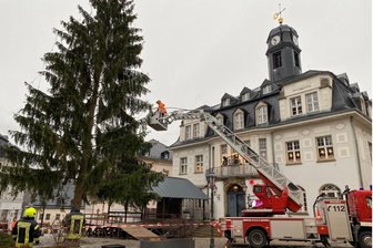 Schwarzenbergs Markt verliert Weihnachtsbaum: Gefährliche Neigung und weitere Sturmwarnung - Die gut 15 Meter hohe und rund 2,5 Tonnen schwere Fichte hatte sich nach der Sturmnacht in Richtung Ratskeller geneigt. Aus Sicherheitsgründen entschied die Stadtverwaltung am Donnerstag, den Baum abtragen zu lassen.