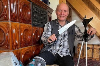 Schwarzenbergs Türmer als Tollpatsch: Messer kappt beinahe den großen Zeh - Es wird wohl noch eine Weile dauern, eher Gerd Schlesinger seine "Gehhilfen" wegstellen kann.