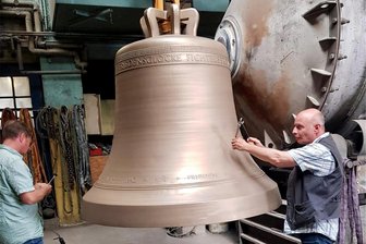 Schwarzenbergs Türmer verkündet: „Guss der Friedensglocke für Fichtelberg ist gelungen“ - Gerd Schlesinger (r.) und Jörg Eller beim Prüfen der Glocke in Innsbruck.