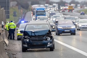 Schwarzer Freitag auf A 72 im Vogtland: Zwei Unfälle binnen zwei Stunden mit Sperrung der Fahrbahn - Autobahnvollsperrung am Freitagnachmittag auf der A 72 zwischen Plauen-Ost und Treuen.