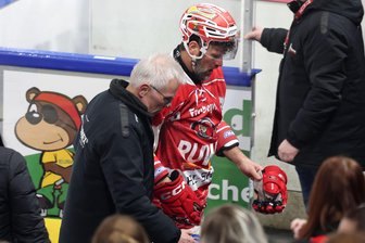 Schwarzer Freitag für die Eispiraten Crimmitschau: Vorsprung verspielt, Keeper patzt und Verteidiger scheidet verletzt aus - Für Mario Scalzo war die Partie früh beendet: Er schied nach einem harten Bandencheck aus.