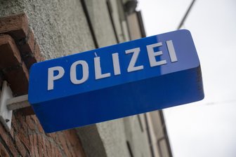 Schwarzer Mercedes in der Auerbacher Innenstadt ramponiert - Fall für die Polizei: Ein zerkratztes Auto in Auerbach.