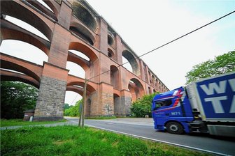Schwarzer-Peter-Spiel um Radstraße: Warum Radler zwischen Göltzschtalbrücke und Greiz so schnell wohl keine Vorfahrt haben - Muss der Laster künftig auf der Straße zwischen Göltzschtalbrücke und Greiz Radfahrern die Vorfahrt überlassen? Wenn die Strecke tatsächlich zur Fahrradstraße wird, kann das passieren.