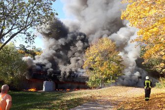 Schwarzer Rauch über Flöha: Apfelsinenbrücke brennt - 