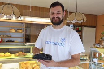 Schwarzer Stollen: Mülsener Bäckerei kreiert neue Leckerei mit Schwarzbier - Schwarz, nussig, süß und extrem dunkel: So sieht der Schwarze Goldbarren in den Händen von Bäckermeister Benjamin Richtsteiger von innen aus.