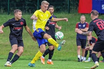 Schwarzer Tag für Blau-Gelbe - Blau-Gelb-Kapitän Jonas Schebitz wird von drei Meeraner Spielern umringt. Für die Mülsener nahm das Westsachsenderby am Sonntagnachmittag einen unglücklichen Verlauf. 