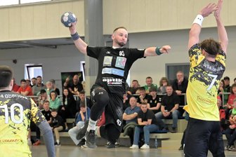 Schwarzes Wochenende für Zwönitzer Handballteams - Mit fünf Treffern war Tommy Löbner, hier gegen Oberlosa II, bester HSV-Torschütze in Leipzig.