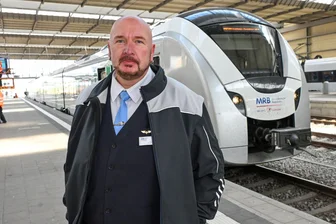 Schwarzfahrer, Schulklassen, Verspätungen – was ein Zugbegleiter zwischen Freiberg und Zwickau täglich erlebt - Thomas Müller, hier auf dem Chemnitzer Hauptbahnhof, ist Zugbegleiter mit Leib und Seele.