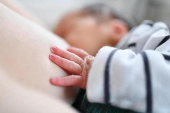 Schwarzfahrerin bespritzt Kontrolleur mit Muttermilch -