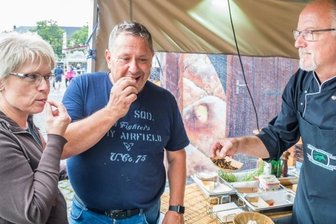 Schwarzkäferlarven oder doch lieber Krokodilgulasch? - Yvonne Kouril und Maik Lerchner probierten den Insektenmix bei Ex-Dschungelcampkoch Frank Ochmann (r.).