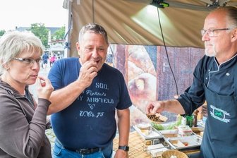 Schwarzkäferlarven oder lieber Krokodilgulasch? - Yvonne Kouril und Maik Lerchner probierten den Insektenmix bei Ex-Dschungelcampkoch Frank Ochmann (r.).