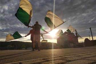 Schwarzlichtshow der Fahnenschwinger zum Feuerwehrfest in Niederlungwitz - Die Schönburger Fahnenschwinger treten zum 90-jährigen Jubiläum der Niederlungwitzer Feuerwehr mit einer Schwarzlichtshow auf.