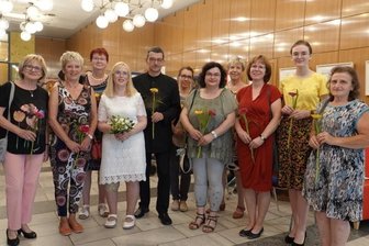 Schwarzweiß trifft Farbe: Künstler locken ins Theater - Hatten Grund zum Feiern: Simone Tauber (4. v. l.) mit den Künstlern der aktuellen Ausstellung. 