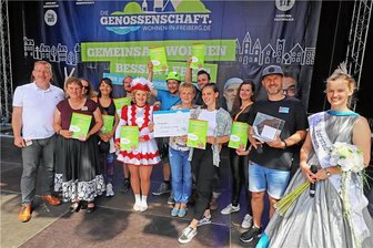 Schwebende Männer und tanzende Beine: Superverein aus Freiberg beim Bergstadtfest gesucht - Vertreter der Vereine trafen sich zum Gruppenfoto mit Silberstadtkönigin Sophia (r.) und OB Sven Krüger (l.).