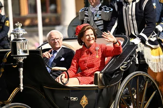 Schwedens Königspaar feiert die Liebe – nur Estelle fehlt - Eine Kutschfahrt darf bei einem royalen Jubiläum nicht fehlen. Drin: das Goldhochzeitspaar, König Carl XVI. Gustaf (links) und Königin Silvia (rechts). 