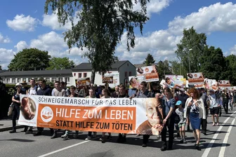 Schweigemarsch trifft auf Gegenprotest: Hunderte Demonstranten in Annaberg - Rund 500 Menschen beteiligten sich am Schweigemarsch des Vereins „Lebensrecht Sachsen“.