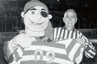 Schweigeminute bei Eispiraten-Heimspiel: Warum die Fans mit "Hühnerdieb"-Rufen an einen Kult-Referee erinnern. - Ein beliebter Eishockey-Schiedsrichter lebt nicht mehr: Vor der Partie zwischen Crimmitschau und Bayreuth gibt es eine Schweigeminute für Josef Krimmel.