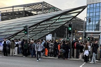 Schweigeminute für 20-Jährigen: Junge Chemnitzer nehmen an der Zentralhaltestelle Abschied - Die Fußgängerinsel zwischen Tietz und Zentralhaltestelle war am Mittwochabend überfüllt. Die Polizei sicherte das Gedenken ab.