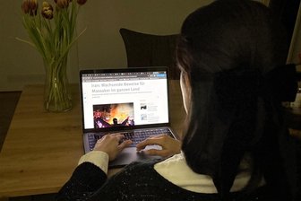 „Schweigen ist keine Lösung“: Trotz Angst berichtet WHZ-Absolventin aus Zwickau über Iran-Proteste - WHZ-Absolventin Maryam Tayyebi verfolgt täglich die Lage in der Heimat und postet auf Instagram über die Protestbewegung im Iran.