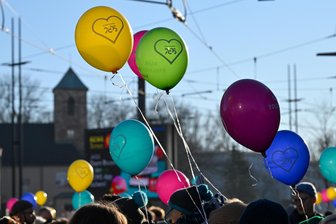 Schweigen und Parolen: Wie blau wird das Kulturhauptstadt-Jahr? - Bunte Luft? Den „Freien Sachsen“, die die Eröffnung der Kulturhauptstadt am 18. Januar in Chemnitz mit einer Demo für „Remigration“ stören wollten, hatten sich tausende pro-demokratische Gegendemonstranten entgegengestellt.