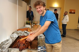 Schwein gehabt: Hainichener Radsportler belohnen sich kulinarisch für lange Saison - Das Siegerschwein wurde unter den Teammitgliedern fair aufgeteilt. Giovanni Schmieder durfte als diesjähriger Sieger von „Rund um Großwaltersdorf“ den kulinarischen Preis anschneiden.