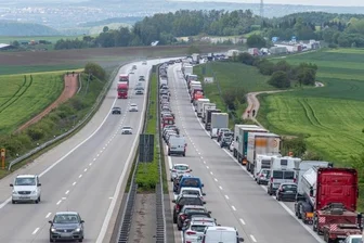 Schweinekopf-Laster verursacht gewaltigen Stau - Richtung Hof war am Samstag Geduld gefragt.